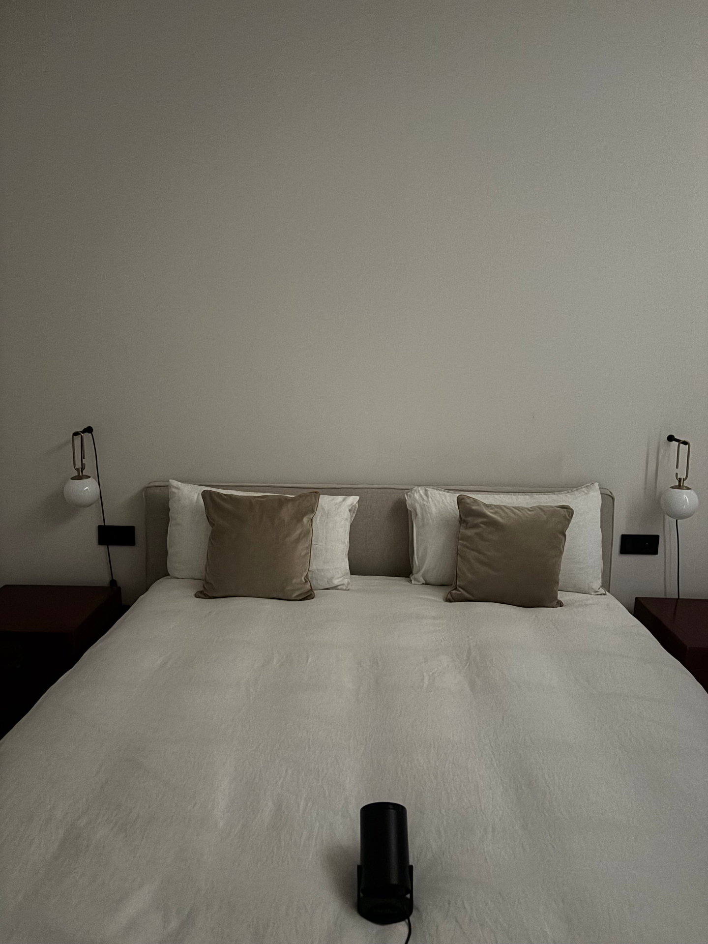 Same bedroom wall transformed into a cinema with VantaBeam